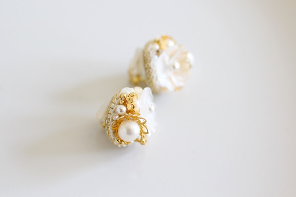 [預訂產品]覆蓋著白雪花◆在法國亮片和珍珠花朵刺繡製成的耳環 第5張的照片