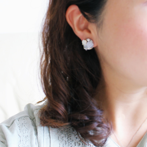 冬天的清晨露珠◆白色托帕石和淡水珍珠的刺繡珠寶耳環 第2張的照片