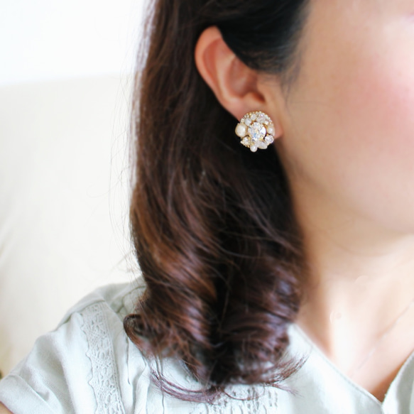 納米達的珠寶◆白色黃玉和施華洛世奇的比傑刺繡耳環 第2張的照片