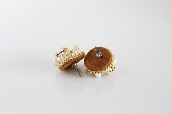 納米達的珠寶◆白色黃玉和施華洛世奇的比傑刺繡耳環 第3張的照片