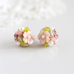 櫻花和嫩葉◆貝殼·淡水珍珠·粉紅色碧璽·蓮石刺繡耳環 第1張的照片