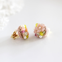 桜と若葉◆シェル・淡水真珠・ピンクトルマリン・プレナイトの刺繍イヤリング 3枚目の画像