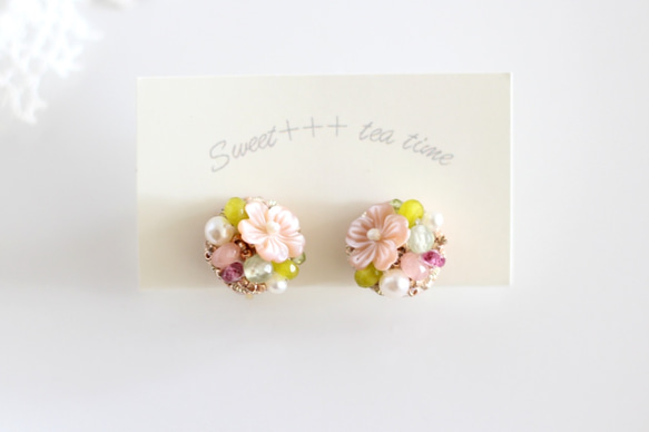桜と若葉◆シェル・淡水真珠・ピンクトルマリン・プレナイトの刺繍イヤリング 5枚目の画像
