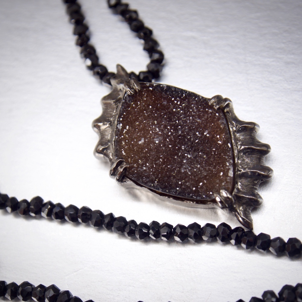 『オネイロスの首飾り』 ~スモーキークオーツ・スピネルネックレス~