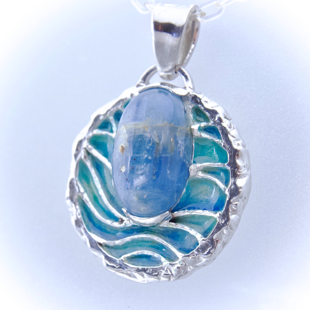 『波のまにまに』 ~カイヤナイトのエナメルペンダント・トップ ~