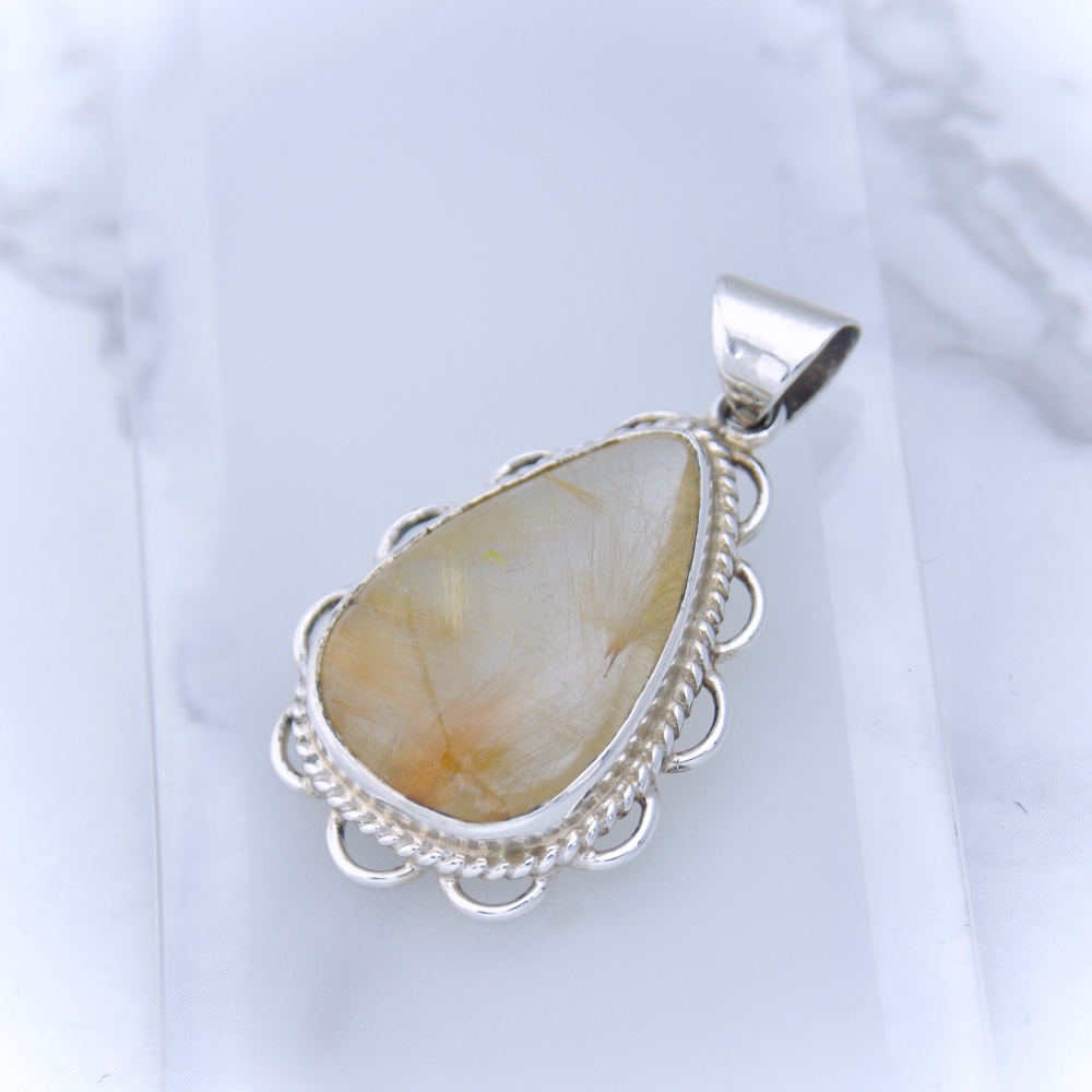 ゴールデン・ルチル in クオーツ　ペンダント・トップ Ver.３