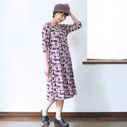 [XS-LL定做]軍裝風格的簡單連衣裙◇Chirimen材質，紫色花紋 第3張的照片