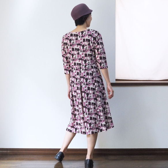 [XS-LL定做]軍裝風格的簡單連衣裙◇Chirimen材質，紫色花紋 第4張的照片