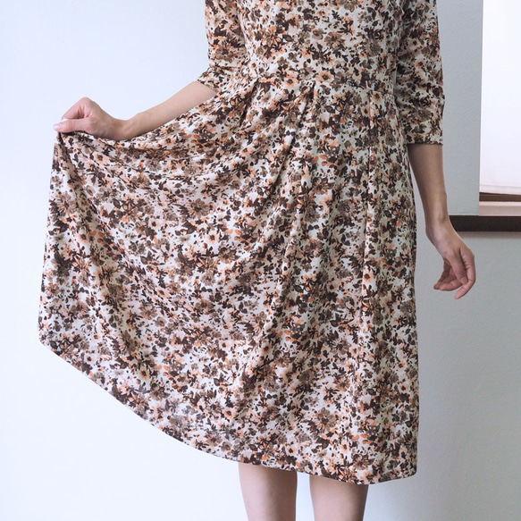 [XS-LL定做]軍裝風格的簡單連衣裙◇棕色和橙色花朵圖案 第6張的照片