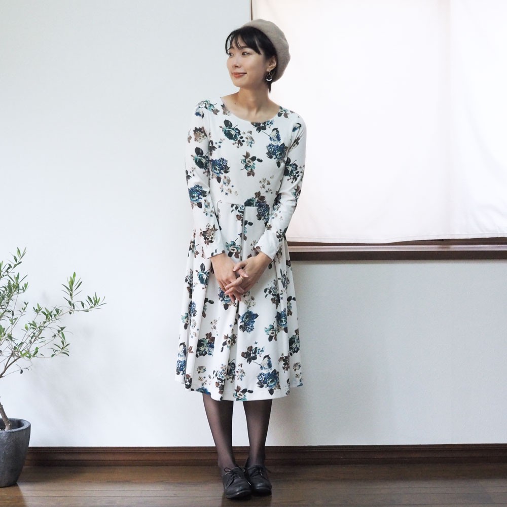 【受注制作】アーミッシュ風シンプルワンピース◇エレガントフラワー柄（ホワイト）*ベロア素材*