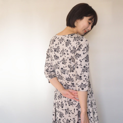 [定做的XS-LL]阿米甚人式簡單連衣裙◇花朵印花（米色）*厚面料* 第4張的照片