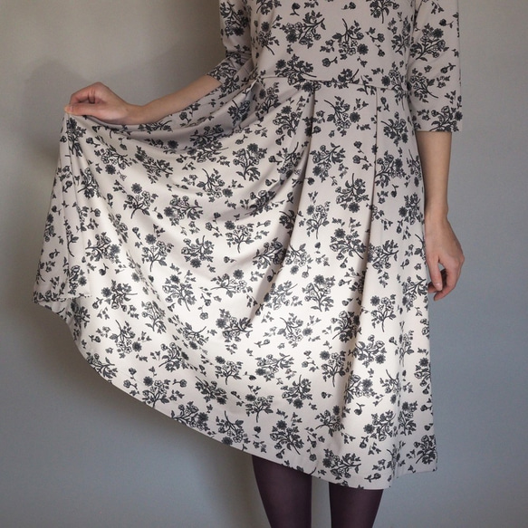 [定做的XS-LL]阿米甚人式簡單連衣裙◇花朵印花（米色）*厚面料* 第5張的照片