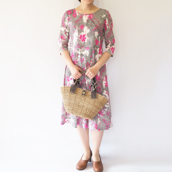 [S]阿米甚人風格的簡單連衣裙◇四分之三的袖子（粉紅色楓葉圖案） 第1張的照片