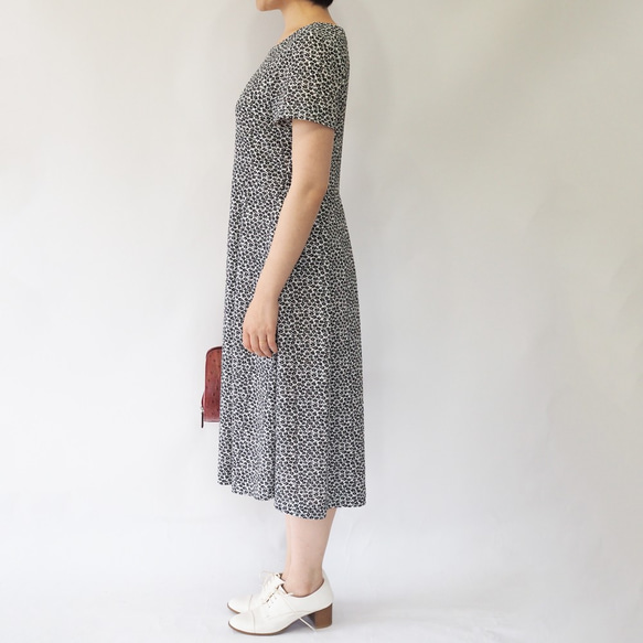 [S]阿米甚風格簡單連衣裙◇短袖（黑色花紋） 第3張的照片