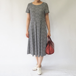 [S]阿米甚風格簡單連衣裙◇短袖（黑色花紋） 第4張的照片