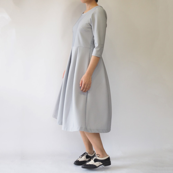 [M]阿米甚人式簡單連衣裙◇四分之三的袖子（豎條紋，灰色）*稍厚的面料* 第3張的照片
