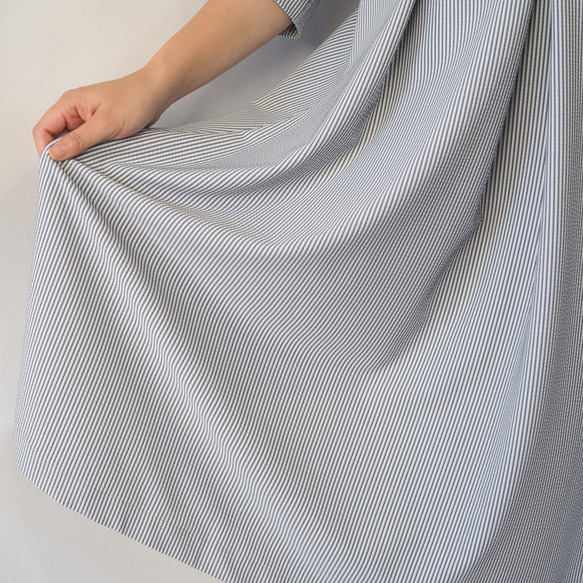 [M]阿米甚人式簡單連衣裙◇四分之三的袖子（豎條紋，灰色）*稍厚的面料* 第5張的照片