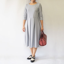 [M]阿米甚人式簡單連衣裙◇四分之三的袖子（豎條紋，灰色）*稍厚的面料* 第6張的照片