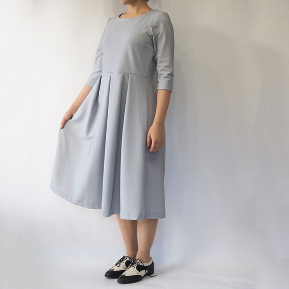 [M]阿米甚人式簡單連衣裙◇四分之三的袖子（豎條紋，灰色）*稍厚的面料* 第8張的照片