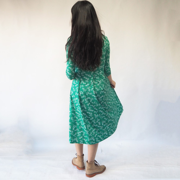 [S]阿米甚人式簡單連衣裙◇四分之三的袖子（植物圖案，綠色）*薄面料* 第4張的照片