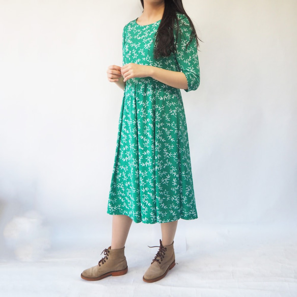 [S]阿米甚人式簡單連衣裙◇四分之三的袖子（植物圖案，綠色）*薄面料* 第7張的照片