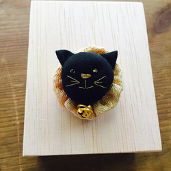 織る子 幸せを運ぶ鈴の音 小さな猫ブローチ 黒 1枚目の画像