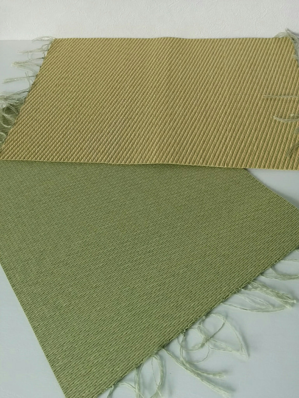 和紙の畳のランチョンマット　変わり織　緑×黄金 3枚目の画像