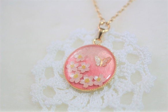 桜と白い蝶のネックレス 1枚目の画像