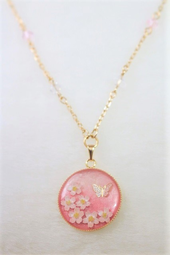桜と白い蝶のネックレス 2枚目の画像