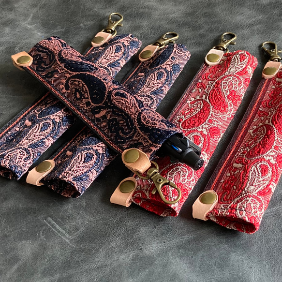 【畳縁＆ヌメ革 paisley red】直径１６ｍｍのペンの入る筒状ペンホルダー ペンケース 畳べり 3枚目の画像