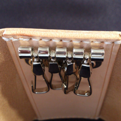 【サウスポー・染色可】シックな金具の４連キーケース KC-06 鍵収納 ヌメ革 生成り 3枚目の画像