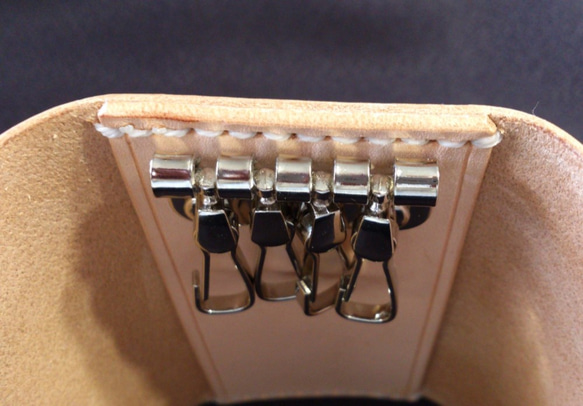 【サウスポー・染色可】シックな金具の４連キーケース KC-06 鍵収納 ヌメ革 生成り 3枚目の画像