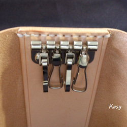 【サウスポー・染色可】シックな金具の４連キーケース KC-06 鍵収納 ヌメ革 生成り 1枚目の画像