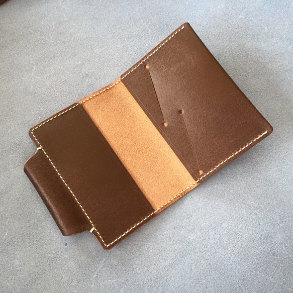 帶圓柱形筆筒的護照盒PPC-03Ⅱ護照盒Nume地板革深棕色[手工縫製] 第3張的照片