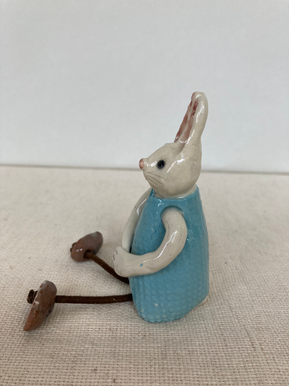 陶製 ぶらぶらウサギの置物(青) 3枚目の画像