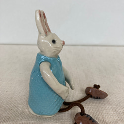 陶製 ぶらぶらウサギの置物(青) 4枚目の画像