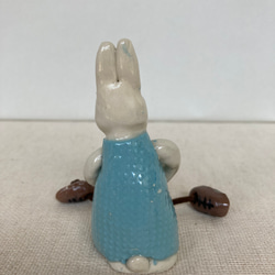 陶製 ぶらぶらウサギの置物(青) 5枚目の画像