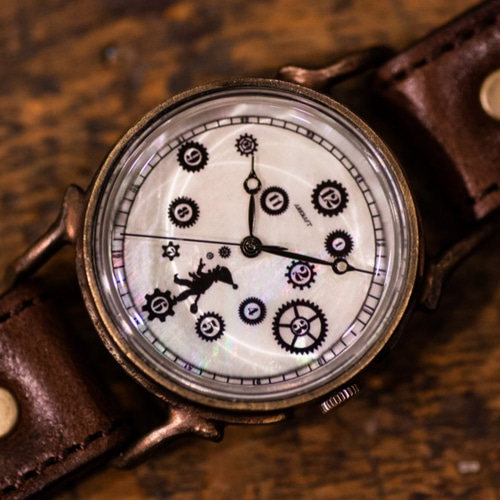 ピエロの影絵をモチーフにした手作りの腕時計（Pivo Large・受注