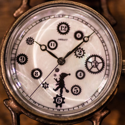 ピエロの影絵をモチーフにした手作りの腕時計（Pivo Large・受注生産品) 2枚目の画像