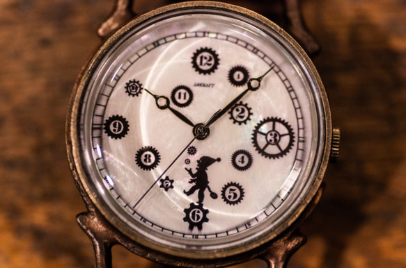 ピエロの影絵をモチーフにした手作りの腕時計（Pivo Large・受注生産品) 2枚目の画像