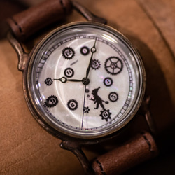 ピエロの影絵をモチーフにした手作りの腕時計（Pivo Large・受注生産品) 3枚目の画像
