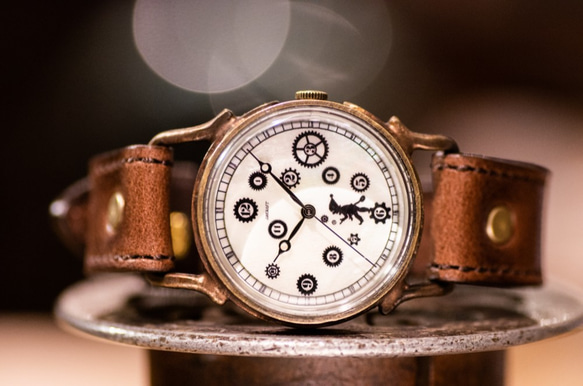 ピエロの影絵をモチーフにした手作りの腕時計（Pivo Large・受注生産品) 4枚目の画像