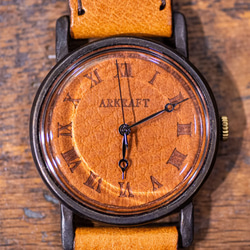 焼き印でローマ数字を入れた革文字盤の大き目の腕時計(Dennis Large/店頭在庫品) 1枚目の画像