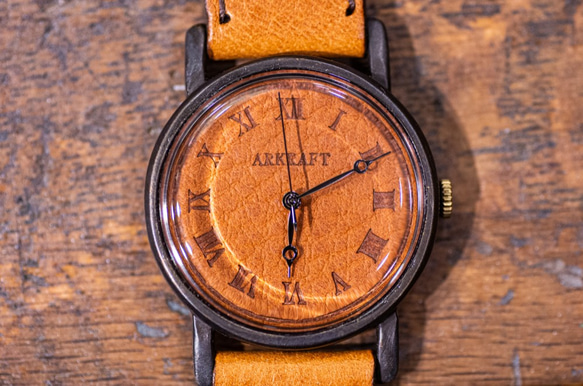 焼き印でローマ数字を入れた革文字盤の大き目の腕時計(Dennis Large/店頭在庫品) 1枚目の画像