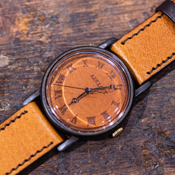 焼き印でローマ数字を入れた革文字盤の大き目の腕時計(Dennis Large/店頭在庫品) 2枚目の画像