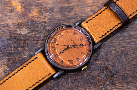 焼き印でローマ数字を入れた革文字盤の大き目の腕時計(Dennis Large/店頭在庫品) 2枚目の画像