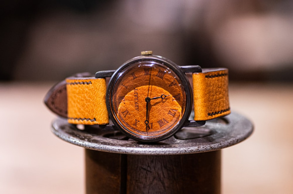 焼き印でローマ数字を入れた革文字盤の大き目の腕時計(Dennis Large/店頭在庫品) 3枚目の画像