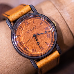 焼き印でローマ数字を入れた革文字盤の大き目の腕時計(Dennis Large/店頭在庫品) 4枚目の画像
