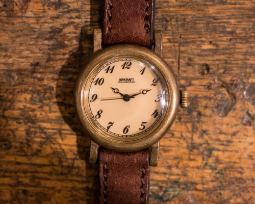 シンプルさとレトロ感を併せ持った小振りな腕時計(Morris Small