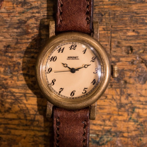 シンプルさとレトロ感を併せ持った小振りな腕時計(Morris Small/受注 ...